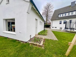 Familienglück - Bestlage in Dorsten - Rückansicht Garage mit Geräteschuppen