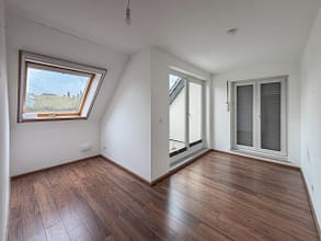Ankommen. Wohlfühlen. Ein Zuhause zum Leben, Entspannen und Großwerden. - Kinderzimmer 2 mit Loggia