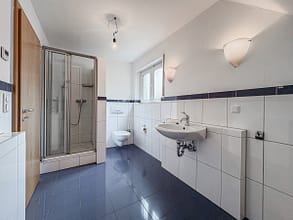 Ankommen. Wohlfühlen. Ein Zuhause zum Leben, Entspannen und Großwerden. - Badezimmer 2 – weitere Ansicht
