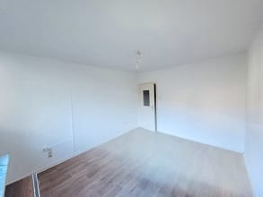 Gestalten Sie Ihr Zuhause selbst: renovierungsbedürftige EG Wohnung - Wohnzimmer