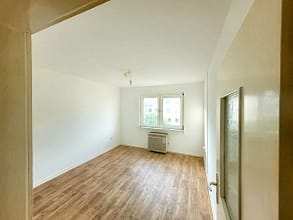 Gestalten Sie Ihr Zuhause selbst: renovierungsbedürftige EG Wohnung - Wohnzimmer