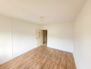 Gestalten Sie Ihr Zuhause selbst: renovierungsbedürftige EG Wohnung - Wohnzimmer