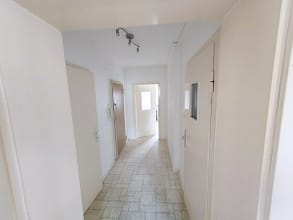 Gestalten Sie Ihr Zuhause selbst: renovierungsbedürftige EG Wohnung - Flur