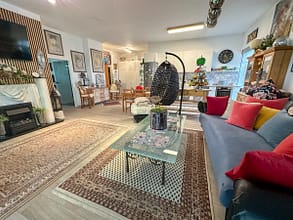 Leben oben. Rückzug unten. Eine Maisonette für Menschen mit Anspruch - Großzügiger Wohnbereich mit integrierter Küche