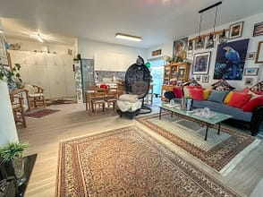 Leben oben. Rückzug unten. Eine Maisonette für Menschen mit Anspruch - Großzügiger Wohnbereich mit integrierter Küche