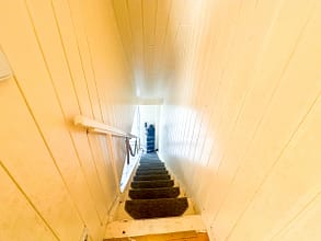 Solide Wertanlage | Starkes Renditepotenzial | Optimal vermietet - Treppe zum Obergeschoss