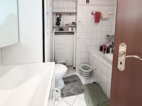 Zwischen Alltag und Rückzug – Balkonwohnung im 2. OG in Essen-Steele - Badezimmer mit Badewanne