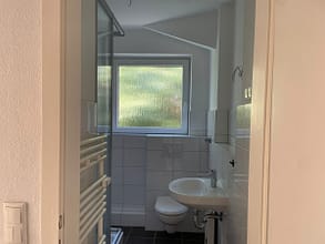 schöne & helle 2 Zimmer Wohnung mit Balkon und Gartennutzung in kleinem gepflegtem Haus - Badezimmer
