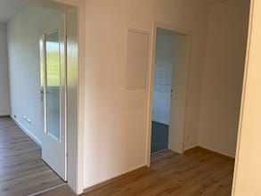 schöne & helle 2 Zimmer Wohnung mit Balkon und Gartennutzung in kleinem gepflegtem Haus - Flur