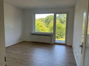schöne & helle 2 Zimmer Wohnung mit Balkon und Gartennutzung in kleinem gepflegtem Haus - Wohnzimmer
