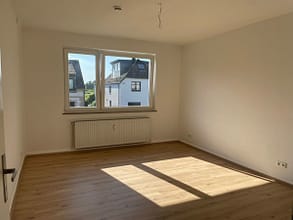 schöne & helle 2 Zimmer Wohnung mit Balkon und Gartennutzung in kleinem gepflegtem Haus - Schlafzimmer