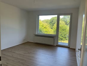 schöne & helle 2 Zimmer Wohnung mit Balkon und Gartennutzung in kleinem gepflegtem Haus - Wohnzimmer