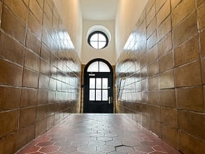 Zentral wohnen. Terrasse genießen. Zukunft sichern. - Treppenhaus