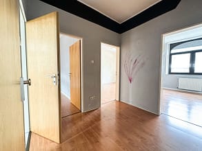 Zentral wohnen. Terrasse genießen. Zukunft sichern. - Flur