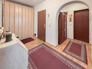 Langjährig vermietet I 7.200 € Jahresmiete I Garage - Diele w. Ansicht
