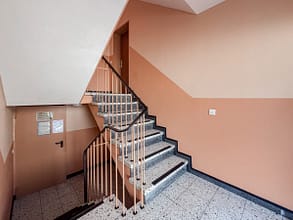 Langjährig vermietet I 7.200 € Jahresmiete I Garage - Hausflur