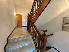 Lichtdurchflutete DG-Wohnung mit Balkon + Loggia und Einzelgarage in ruhiger Lage - Treppenhaus