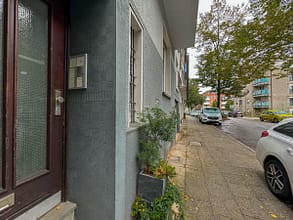 Lichtdurchflutete DG-Wohnung mit Balkon + Loggia und Einzelgarage in ruhiger Lage - Hauseingang