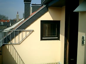 Lichtdurchflutete DG-Wohnung mit Balkon + Loggia und Einzelgarage in ruhiger Lage - Loggia-historische Aufnahme