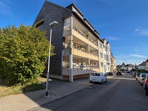 Mehr als nur vier Wände: Balkon, Grün und eigene Garage in Essen-Stadtwald - Hausansicht