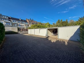 Mehr als nur vier Wände: Balkon, Grün und eigene Garage in Essen-Stadtwald - Garagenhof