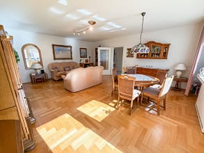 Mehr als nur vier Wände: Balkon, Grün und eigene Garage in Essen-Stadtwald - Wohnzimmer