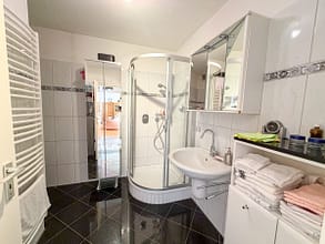 Mehr als nur vier Wände: Balkon, Grün und eigene Garage in Essen-Stadtwald - Badezimmer
