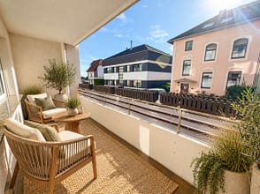Mehr als nur vier Wände: Balkon, Grün und eigene Garage in Essen-Stadtwald - Balkon-KI-Mustereinrichtung