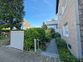 Mehr als nur vier Wände: Balkon, Grün und eigene Garage in Essen-Stadtwald - Hausansicht