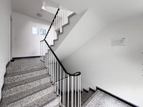 Mehr als nur vier Wände: Balkon, Grün und eigene Garage in Essen-Stadtwald - Treppenflur