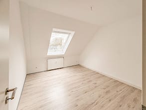 Zentrale Dachgeschosswohnung in Essen City – nur wenige Minuten zur Innenstadt - Schlafzimmer