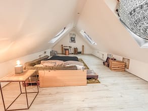 Zentrale Dachgeschosswohnung in Essen City – nur wenige Minuten zur Innenstadt - Schlafzimmer