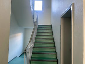 moderne 1.5-Zimmer-Wohnung mit Balkon, zentral in Holsterhausen - Treppenhaus