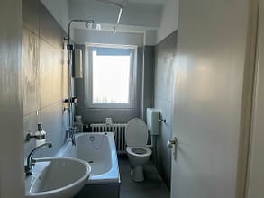 moderne 1.5-Zimmer-Wohnung mit Balkon, zentral in Holsterhausen - Badezimmer