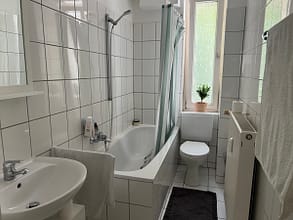 gepflegte 3-Zimmer-Wohnung direkt an der Uni Klinik Essen (UKE) - Badezimmer