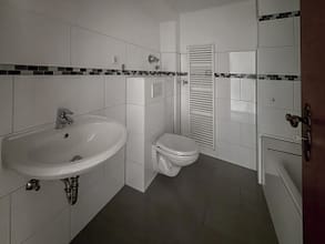 Zwischen Alltag und Rückzug – Balkonwohnung im 1. OG in Essen-Steele - Badezimmer