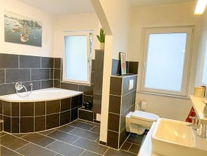 2-Zimmer-Wohnung mit Balkon und großem modernem Bad in Holsterhausen - Badezimmer