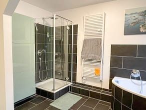 2-Zimmer-Wohnung mit Balkon und großem modernem Bad in Holsterhausen - Badezimmer