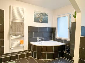 2-Zimmer-Wohnung mit Balkon und großem modernem Bad in Holsterhausen - Badezimmer