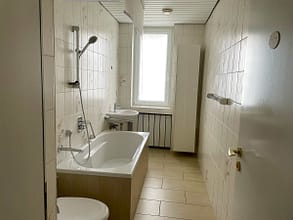 schöne Altbau Wohnung mit 3 luftigen Zimmer im Essener Süden und großem Balkon - Badezimmer