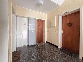 36 m² Wohnkomfort mit direktem Zugang ins Freie - Hausflur mit Aufzug