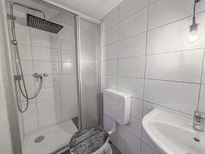 36 m² Wohnkomfort mit direktem Zugang ins Freie - Badezimmer mit Dusche