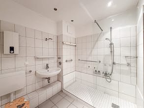 Licht, Luft und Lebensraum – eine charmante 3,5-Zimmer-Wohnung mit Balkon im 1. OG. - Badezimmer