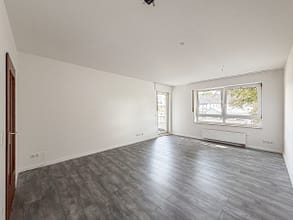 Licht, Luft und Lebensraum – eine charmante 3,5-Zimmer-Wohnung mit Balkon im 1. OG. - Wohnzimmer