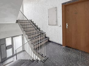 Kein Neubau. Kein Standard. Dafür ein Zuhause mit Balkon und Garage. - Hausflur