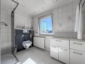 Familienglück mit viel Raum und Potenzial - Badezimmer 1 a. Ansicht