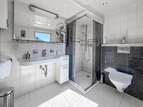 Familienglück mit viel Raum und Potenzial - Badezimmer 1 a. Ansicht