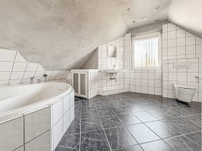 Charmante Maisonette-Eigentumswohnung in Dachgeschoss mit Balkon - Badezimmer mit Badewanne und Fenster