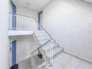 Charmante Maisonette-Eigentumswohnung in Dachgeschoss mit Balkon - Hausflur