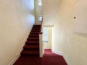 4-Zimmer-Altbauwohnung mit Blick ins grüne Mühlenbachtal – UKE - Treppenhaus